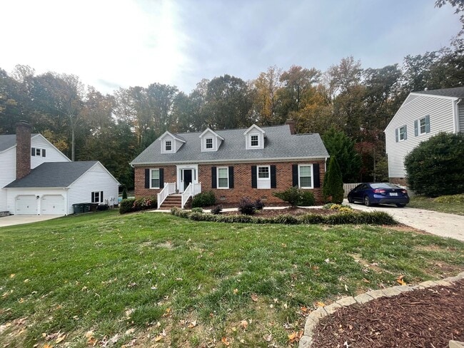 Photo - Spacious 4 Bedroom near Guilford College