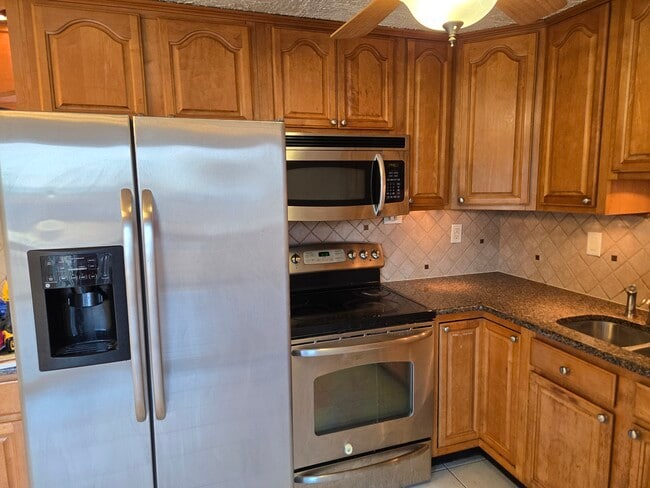 Photo - 554 Logan St