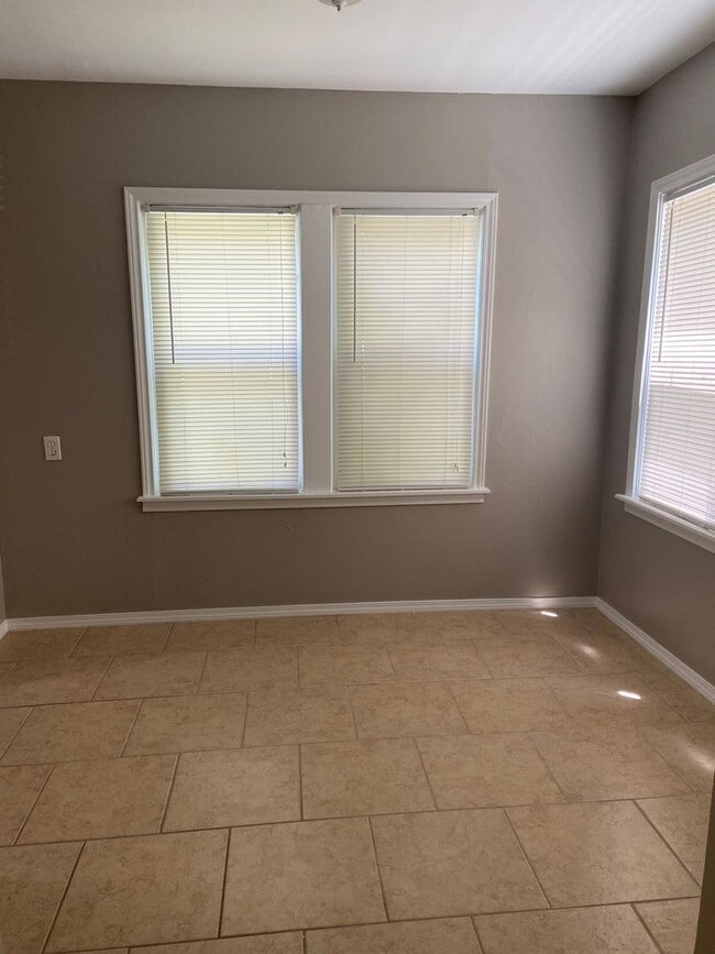 Photo - East 15th Unidad A