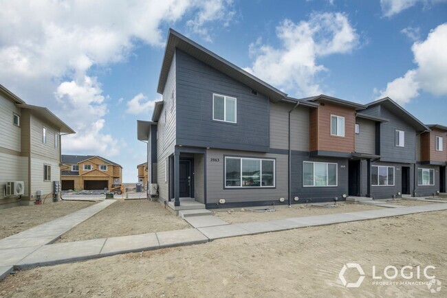 Building Photo - Beautiful Brand New Townhome in Great Eagl...