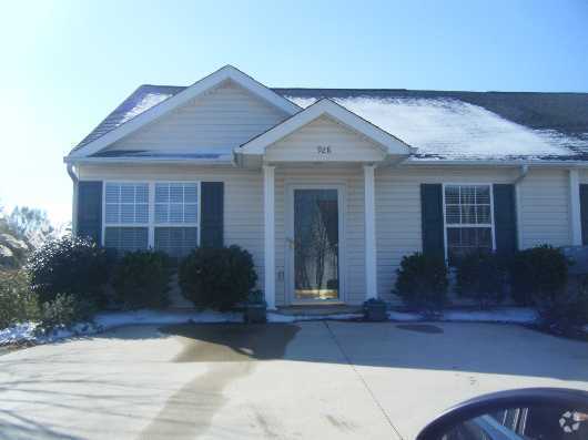Building Photo - Available Mid August! Centrally Located To... Rental