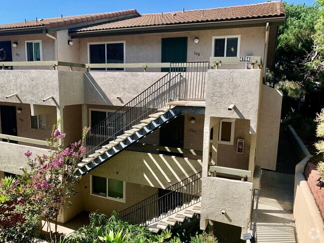 Building Photo - Beautiful 2 bed 2 bath Condo Located in No... Unit 209