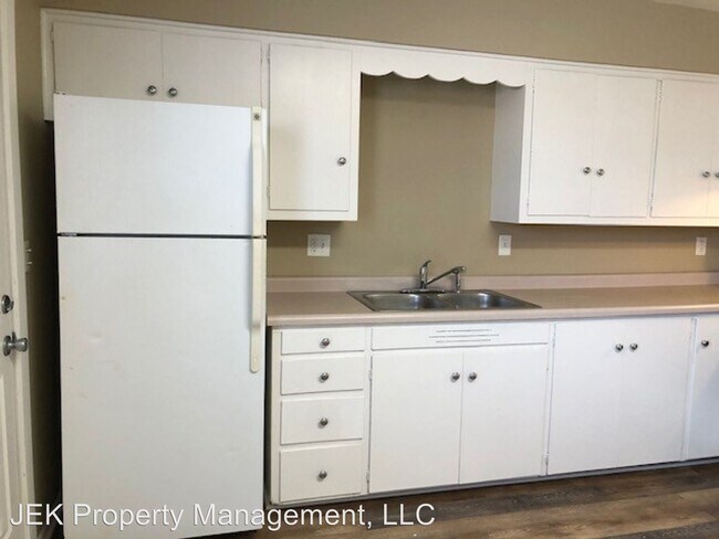 Photo - 910 W Badger Rd