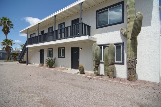 Building Photo - Recently Remodeled 2 Bedroom 1 Bath Fourplex! Great Central Location!