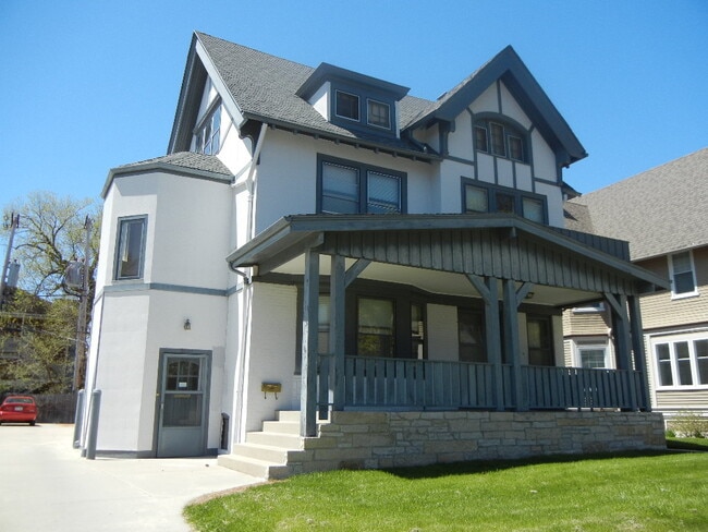 Building Photo - 3125 N Hackett Ave Unit 3125 N. Hackett Ave