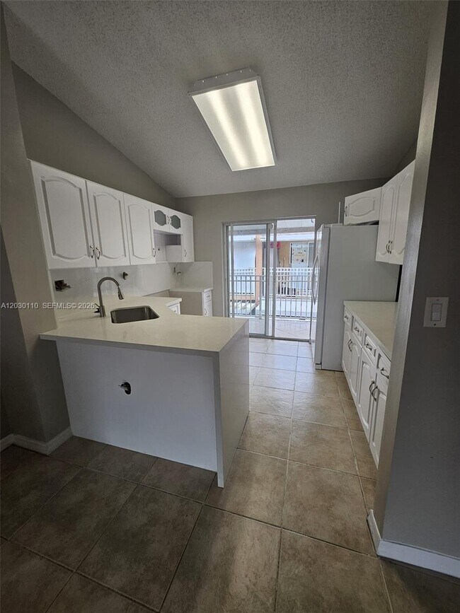 Photo - 2527 W 76th St Unidad 208