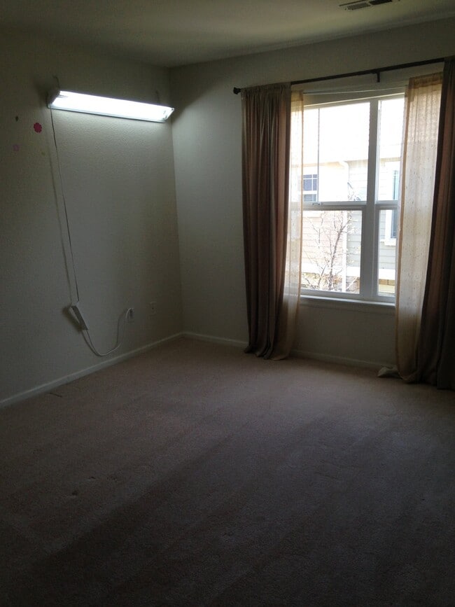 Building Photo - 3BD/2.5BA in Englewood with Attached Garage