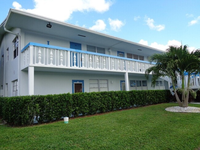 Building Photo - 124 Oakridge H Unit 124
