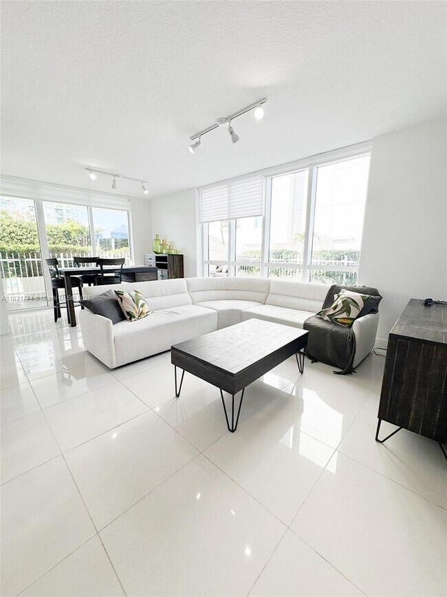 Photo - 1871 NW S River Dr Unidad 705