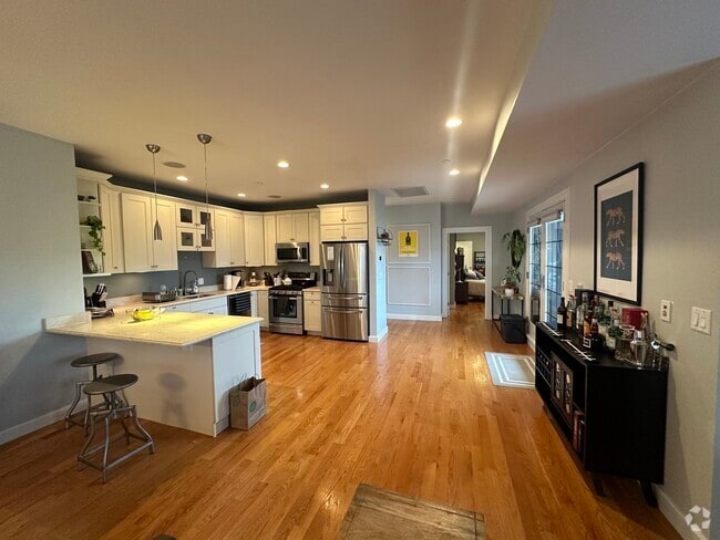 Building Photo - 345 W Broadway Unit 8 Rental