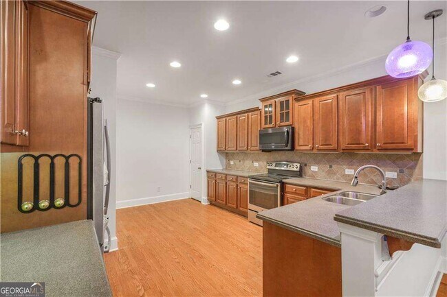 Photo - 3405 Regent Pl SW