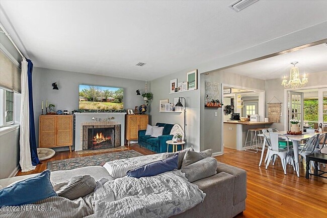 Photo - 4527 Peachtree Cir E