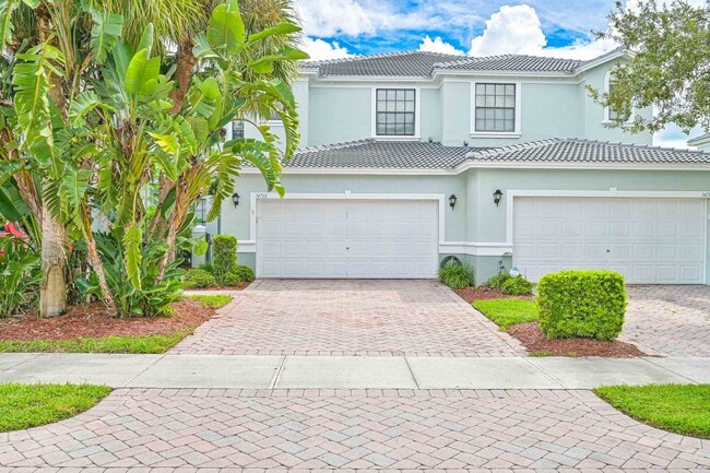 Building Photo - Luxurious 3+Loft Coach Home in Summit Place - 2 Car Garage - Pet OK W/Approval - Amazing Views!