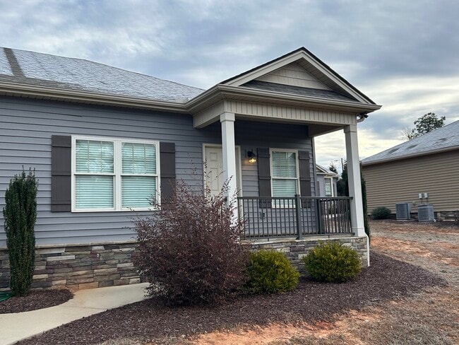 Building Photo - 108 Briar Ln