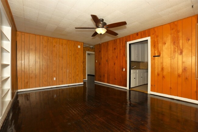 Photo - 302 Circle Way St