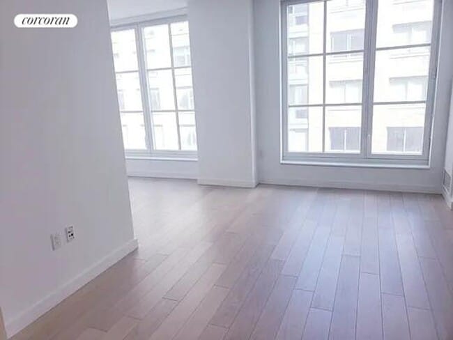 Photo - 535 W 43rd St