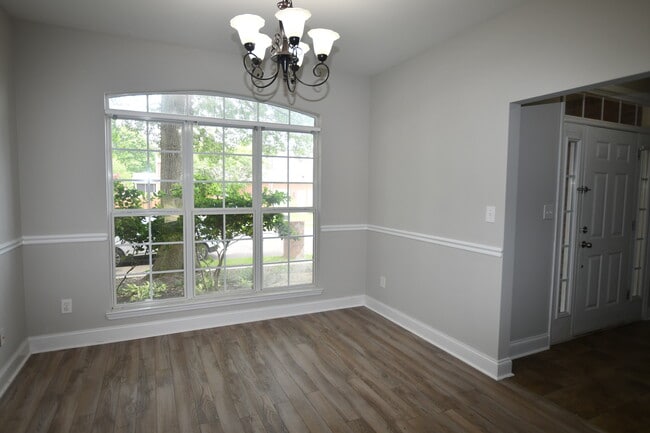 Photo - 486 Sussex Dr SW