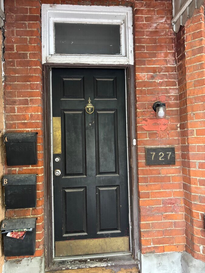 Photo - 727 Lansdowne Av