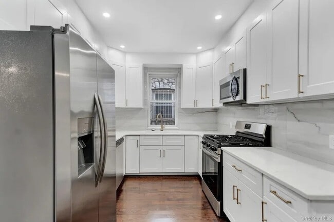 Building Photo - 251 E 46th St Unit 1