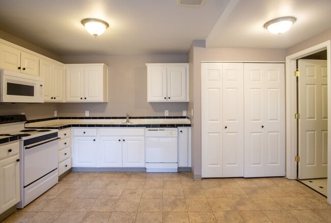 Photo - John's Landing 1 Bed Flat with D/W, W/D, Private Patio!! Unit 19