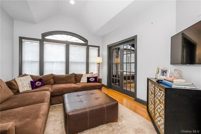 7 Hopkins Ln