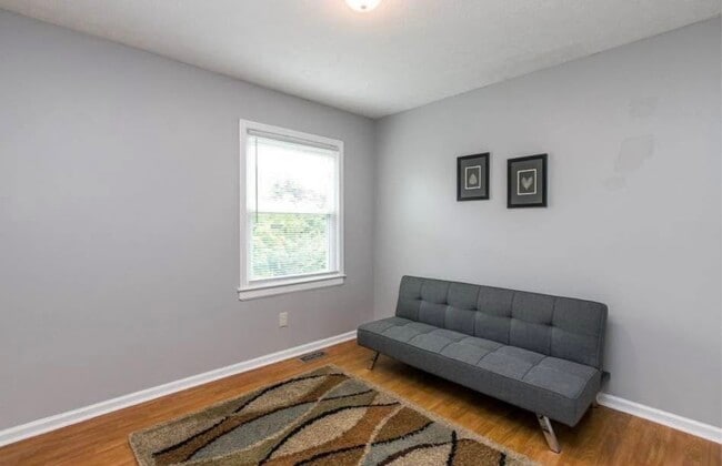 Photo - 215 Hedgewood Ct