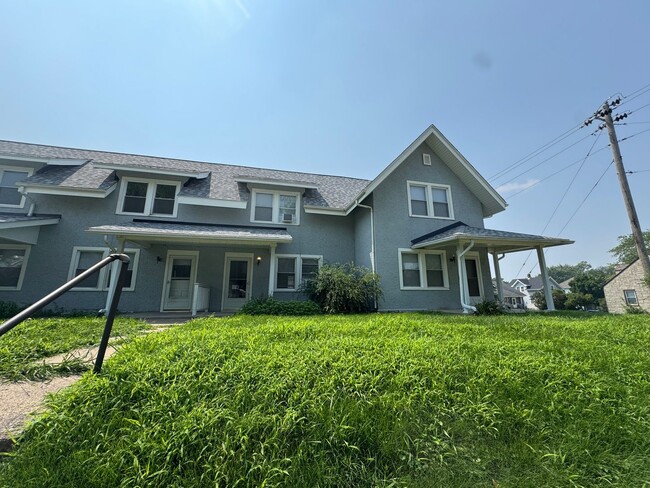 Building Photo - For Rent – Pet-Friendly 2 Bed, 1 Bath Town... Rental
