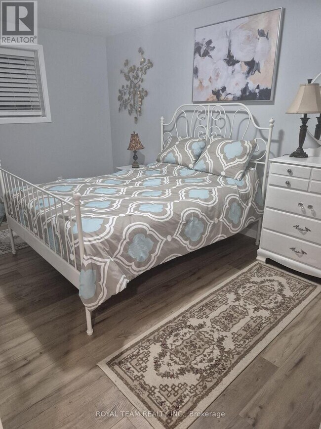 Photo - 996 Robinson St