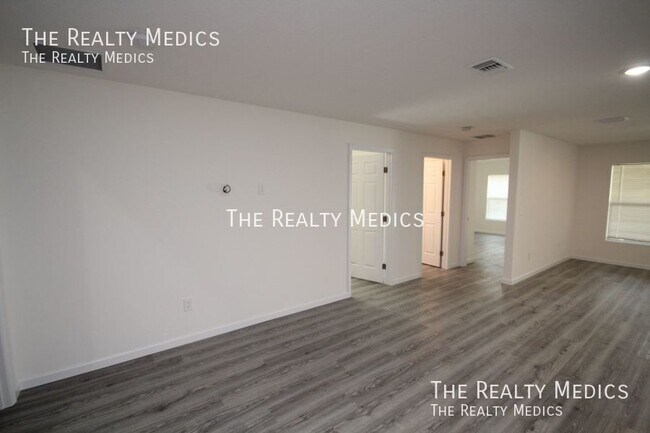 Photo - 182 Hillock Ave NW