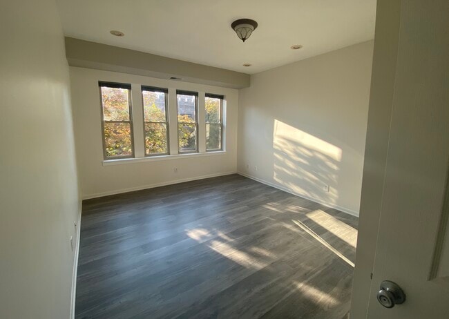 Main Bedroom - 2060 W Fargo Ave Unit 3W