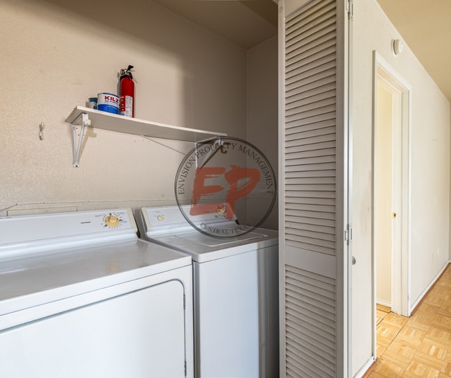 Building Photo - 520 Live Oak St Rental