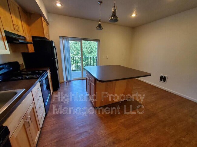 Photo - 1215-1217 NE Monroe St