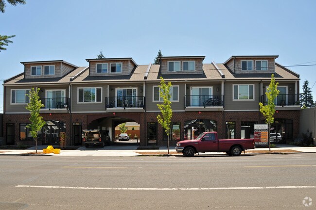 Photo - 5516-5530 SE Woodstock Blvd