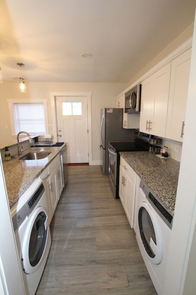 Photo - Cozy 2 Bedroom,1 bathroom home in Uptown K...