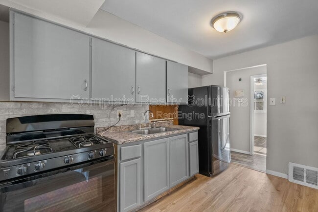 Photo - 409 Caithness Rd