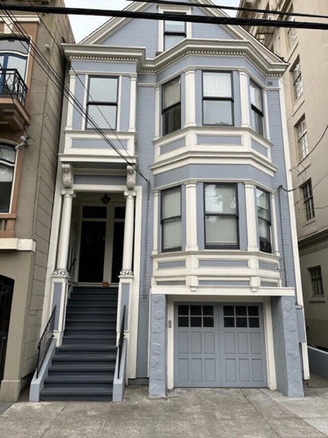 Beautiful Large Flat on Russian Hill**Laun... House House Rental in