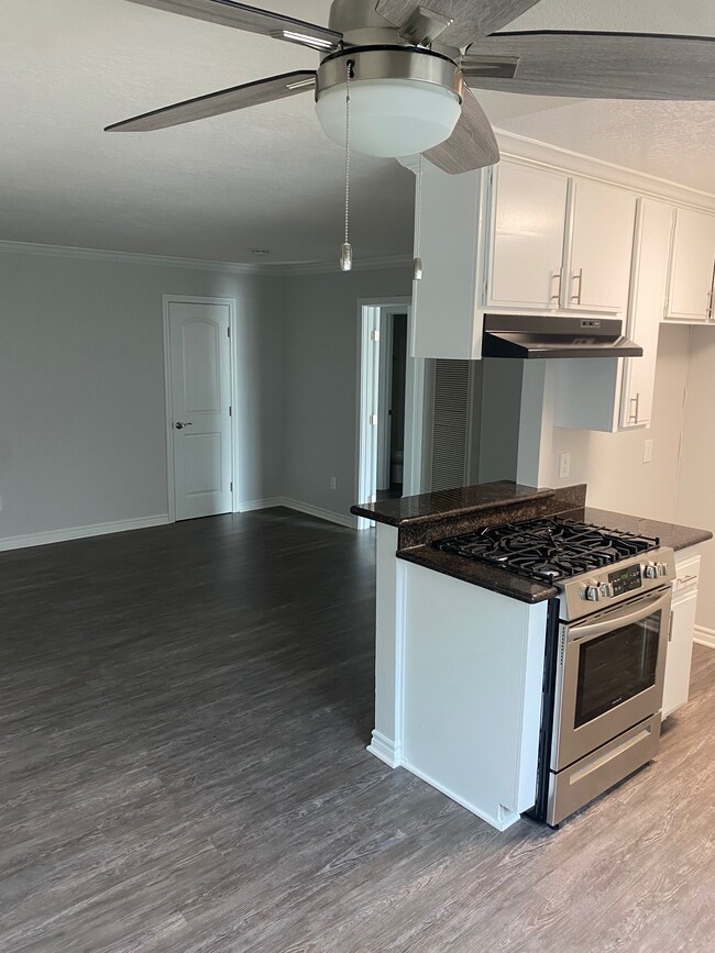 Photo - Granada Court Apartments