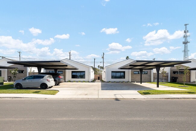 Building Photo - 2512 Brownjay Rd