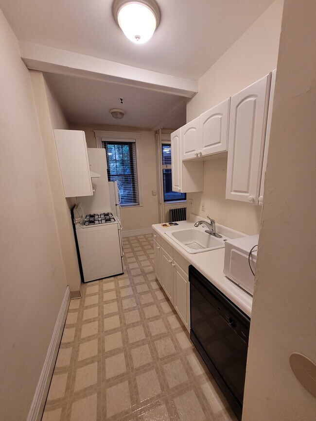 Building Photo - 64 Queensberry St Unit 2 Rental