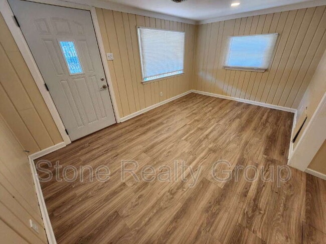 Photo - 1042 Helen Ave