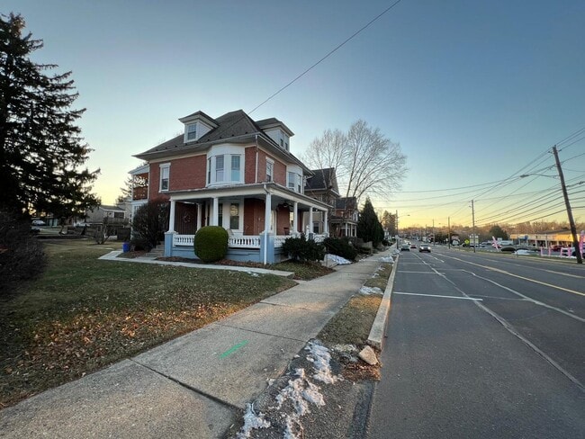 Building Photo - 4216 W Penn Ave Unit 2