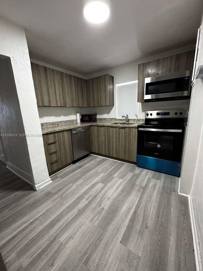 Photo - 1121 NW 40th St Unit 2