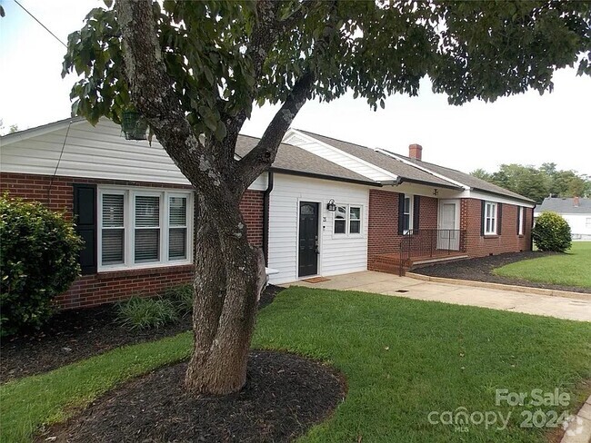 Building Photo - 21 Colonial Ave Rental