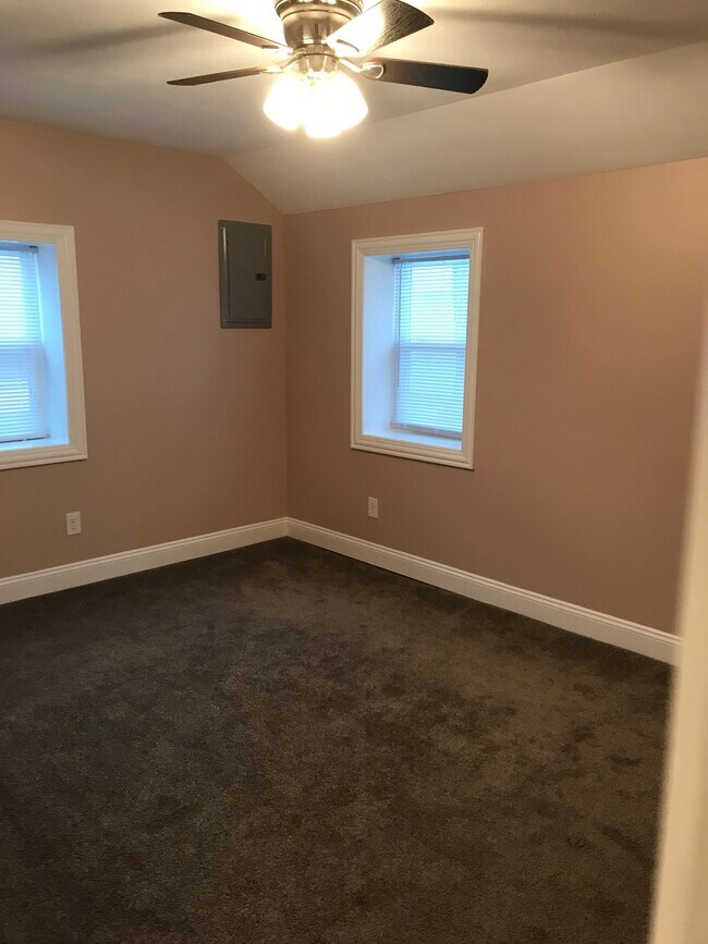 bedroom - 60 palmer ave rear