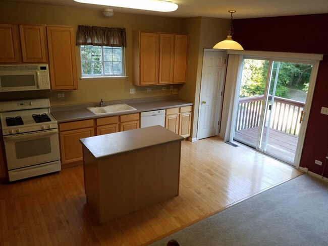 cocina + porche - 135 Patrick Ave