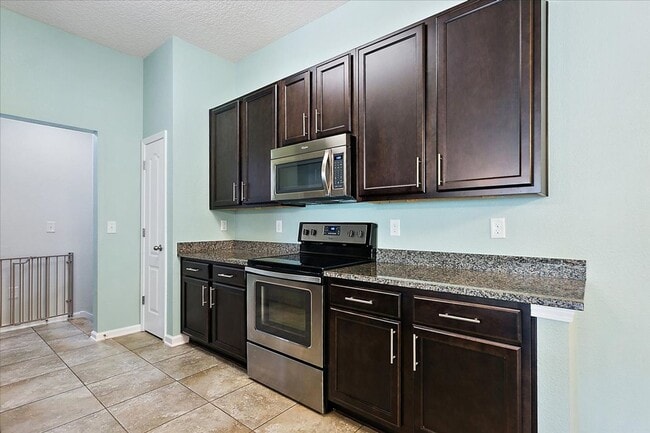Photo - Condo in Greenstone at Aberdeen!