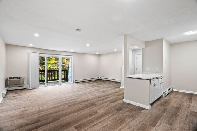 Building Photo - Spacious 1 Bed - 1 Bath Apartment in Cranston Unit 433 Oaklawn Ave 322