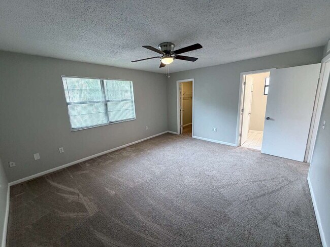 "Charming 3-Bedroom Home with 2 Full Baths in Prime Lakeland Location!"