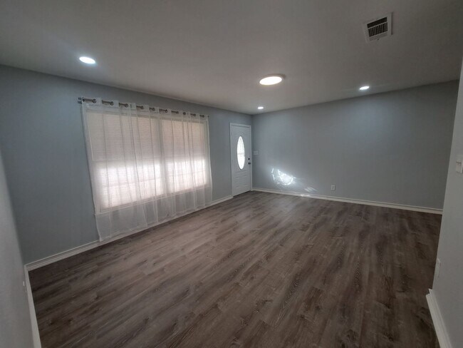 Photo - Completely Renovated 4BR/3BA close to Hosp...