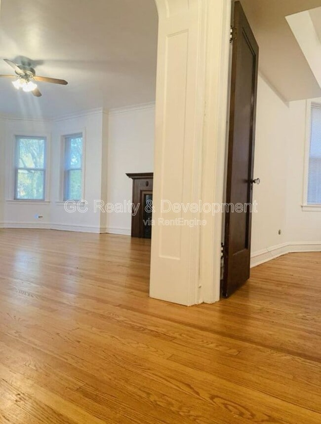 Photo - 6316 N Rockwell St Unit 2